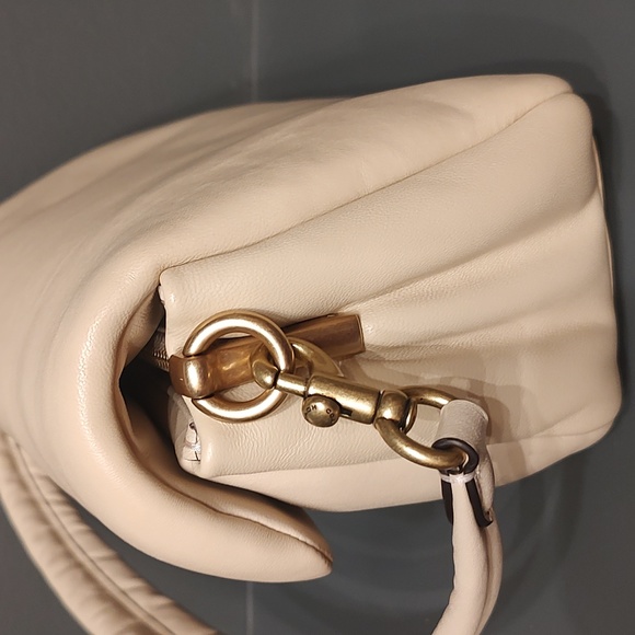 Coach Pillow Yabby 26 ***missing crossbody strap and coach leather tag w/blemish - Picture 7 of 16